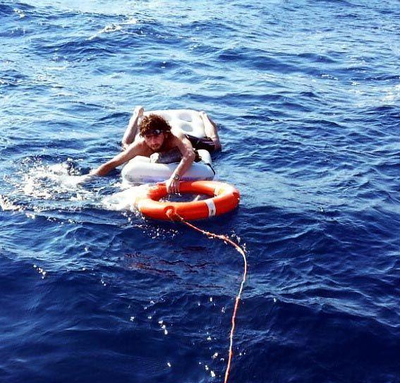 <p>Bodrum'da Suriyeli bir öğrenci, şambrelle denize açılarak Yunan Adaları'na geçmek isteyince adeta deniz ortasında yaşam savaşı verdi.</p>

<p> </p>
