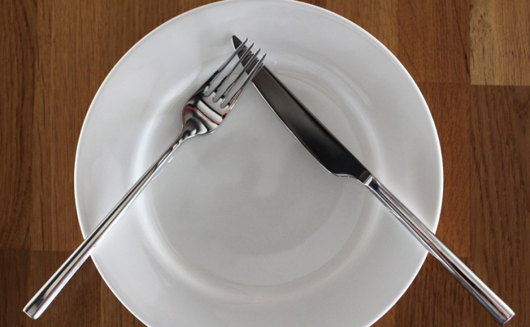 <p>Çatal bıçağınızı tabağınıza bırakma şekliniz yemek ve sofra hakkında düşüncelerinizi ele veriyor. Örneğin görseldeki çatal-bıçak pozisyonu yemeğe ara verdiğinizi anlatıyor.</p>
