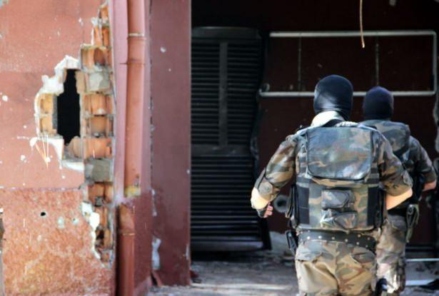 <p>Diyarbakır'da IŞİD’e yönelik düzenlenen operasyon sırasında yaşanan çatışmanın şiddeti, operasyonun sona ermesinin ardından ortaya çıktı.</p>