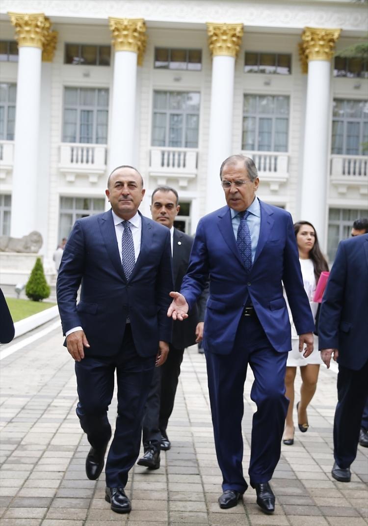 <p>Rusya Devlet Başkanı Vladimir Putin ve Cumhurbaşkanı Recep Tayyip Erdoğan'ın telefon görüşmesinde vardıkları anlaşma doğrultusunda bugün Karadeniz Ekonomik İşbirliği (KEİ) Dışişleri Bakanları Konseyi Toplantısı için Soçi'ye gelen Dışişleri Bakanı Mevlüt Çavuşoğlu Rus mevkidaşı Sergey Lavrov ile bir araya geldi.</p>
