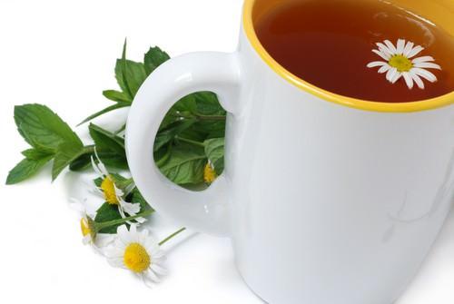 Kış mevsiminde havaların soğumasıyla birlikte, bitki çaylarına rağbet giderek artmaya başladı. Kış günlerinde siyah çay veya kahve yerine bitki çayları içilmesini öneren Uzman Diyetisyen Işın Sayın Atasoy, "Sıcak içecek, aslında bir ihtiyaç kış günleri. Ancak çok fazla çay ve kahve tüketilmesi doğru değil. Her zaman tükettiğimiz çayı ve kahveyi biraz azaltarak, yerine bitki çaylarını koyabiliriz. Böylelikle çok daha yararlı bir şey yapmış olacağız. Yani demli çayın ve kahvenin kemik sağlığına birtakım sakıncaları var. Kansızlığa neden olabiliyor. Çok miktarda tüketildiğinde vücuttan vitaminlerin ve minerallerin atılmasına yol açabiliyor" diye konuştu.