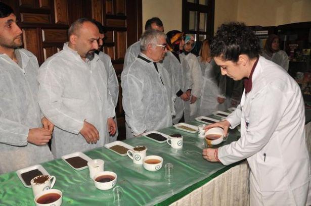 <p> Çay üretimi yapan fabrikalarda görev alacak kişilerin işi tadım yaparak en iyi çay üretimini sağlamak olacak.</p>

<p> </p>
