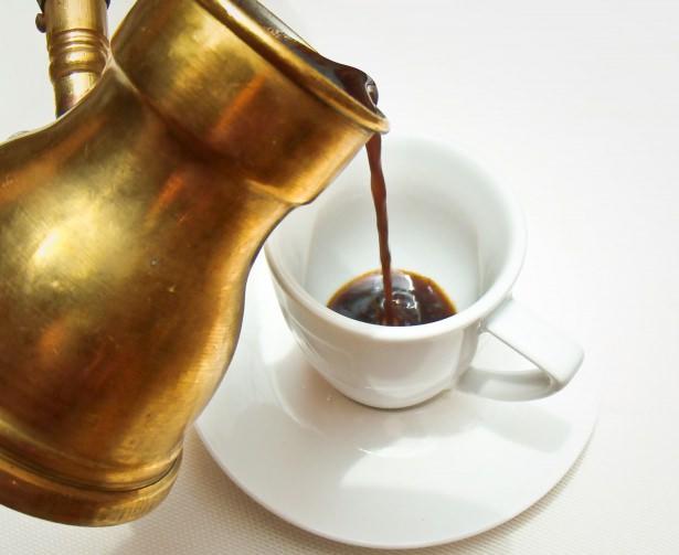 <p>Bir fincan kahve içerisinde su, protein, şeker, tanik asit, alkoloitler ve kafein barındırır.</p>
