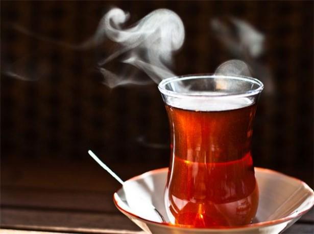 <p>Eşinin kurtulmasına sevinen köylü saygın konuğuna sıcak çay ikram eder.</p>
<p> </p>