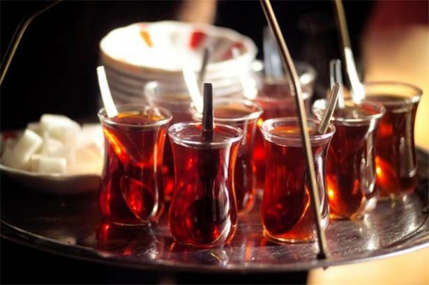 <p><a href="http://www.ulke.com.tr/etiket/%C3%A7ay" target="_blank">Çay</a> dünyada sudan sonra en çok tüketilen sıvı. Türkiye'de ise milli içeceğimiz diyebiliriz. En koyu sohbetlere, en hüzünlü anlara hep ortak o dur. </p>