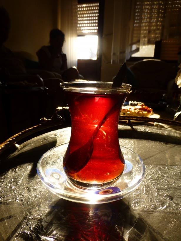 <p>Fakirinde, zengininde içeceğidir. "Çaykolik" tabirini sık sık kullanırız, yada duyarız etrafımızda. İçince başımızın ağrısı geçer, mutluluğumuz çoğalır, dertlerimiz azalır. Bir yiyeceğin, içeceğin keşfi hep merak konusudur. Peki çayı kim, nasıl keşfetmiş?</p>