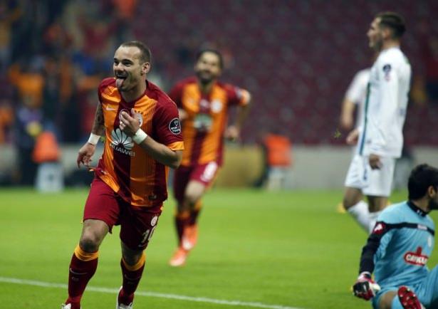 <p>Galatasaray Spor Toto Süper Lig'in 17. haftasında Çaykur Rizespor'u Sneijder'in muhteşem futboluyla 2-0 mağlup etti</p>
