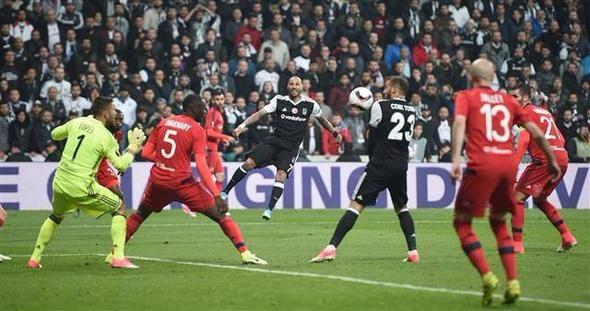 <p>Ricardo Quaresma maçın ikinci yarısında sağ taraftan sürüklediği topu klecinin ön direğe çıktığını ve kalenin boşaldığını görünce sert bir şutla kaleyi görmek istedi. Ancak fileler yerine kaleye parelel gidince Beşiktaş mutlak bir golden ve turdan oldu</p>