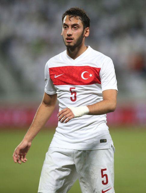 <p>- Hakan Çalhanoğlu'ndan binlerce var bu ülkede ama Kenan Sofuoğlu 1 tane var!</p>
