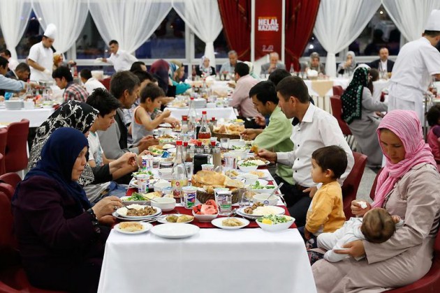 Görmez'den Suriyelilerle anlamlı iftar