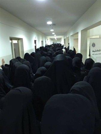 <p>Oy kullanmak için sıra bekleyen Kuveytli kadınlar</p>

<p> </p>
