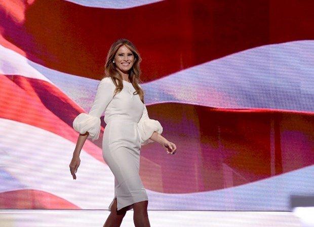 <p>Cuma yapılacak törende Melania Trump'ın ne giyeceği ise merak konusu oldu. </p>

<p>Peki bu zamana kadar gerçekleşen törenlerde ABD Başkanları'nın eşleri neler giymişti?<br />
<br />
<strong>İşte First Lady'lerin birbirinden şık tasarım kıyafetleri...</strong></p>
