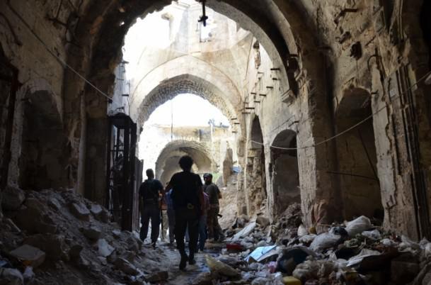<p>Yapımına Emevi Halifesi El Velid Bin Abdülmelik tarafından başlanan cami, 715-717 yıllarında Halife Süleyman döneminde bitirildi. Memlüklüler ve Osmanlılar döneminde tamirat geçiren ve yeni eklemeler yapılan caminin içerisinde, Hz. Yahya'nın babası Hz. Zekeriya peygamberin türbesi de bulunuyor.</p>