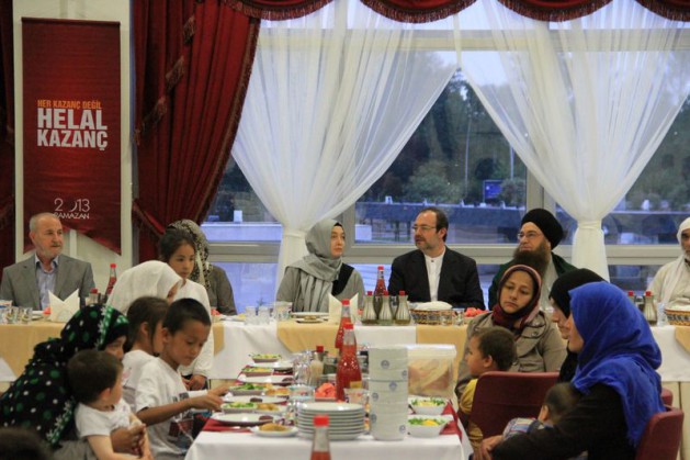 Görmez'den Suriyelilerle anlamlı iftar