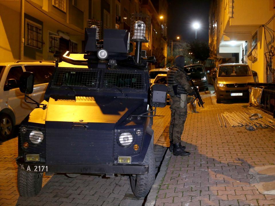 <p>İl Emniyet Müdürlüğü Terörle Mücadele Şube Müdürlüğü ekipleri, özel harekat, çevik kuvvet ve polis helikopterinin desteğiyle başta Bağcılar, Beyoğlu ve Maltepe olmak üzere 16 ilçede önceden tespit edilen çok sayıda adrese eş zamanlı operasyon gerçekleştirildi.</p>
<p> </p>