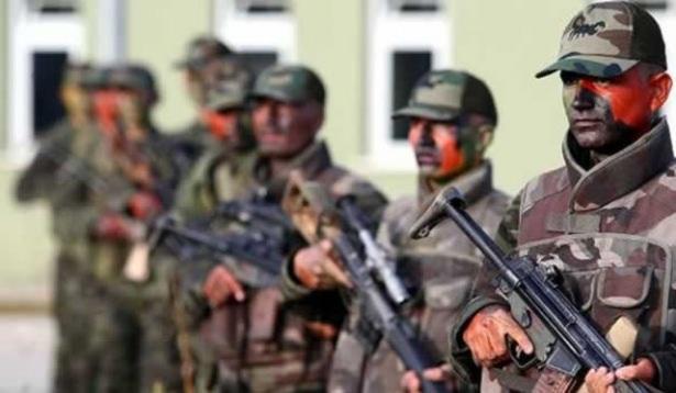 <p>Nüfus artış hızının düşmesi ve üniversite mezunu yükümlü sayısının artmasına paralel olarak, hükümet gelecekte TSK’nın ‘profesyonel ordu’ yapısına geçmesinin zorunluluk haline dönüşebileceğini düşünüyor. Genelkurmay Başkanlığı ise ‘yükümlü askerlik’ uygulamasının toplumsal dayanışma unsurları arasında yer aldığını belirterek, ordu-millet bağını koruyan ‘karma askerlik’ sisteminin devam ettirilmesinden yana.</p>
<p> </p>