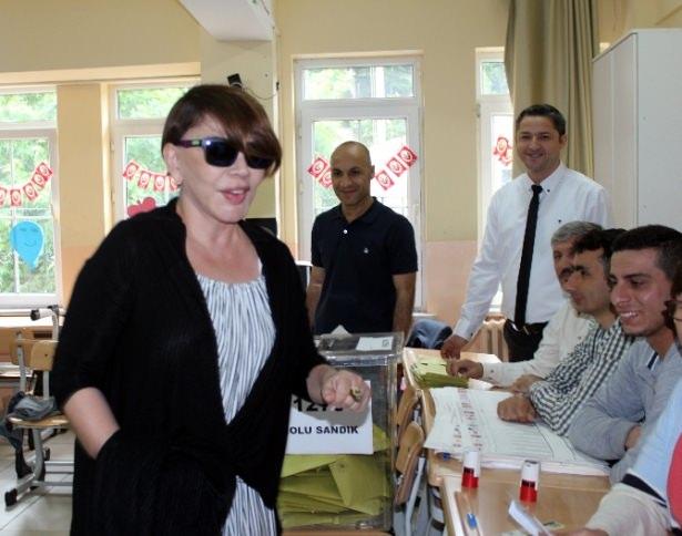 <p>Ünlü sanatçı Sezen Aksu ise Beykoz’daki Sedat Simavi İlkokulu’nda sabah saatlerinde oy kullandı.</p>
