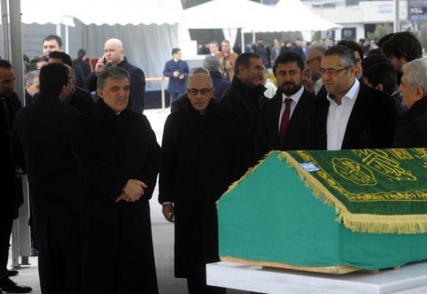 <p>Gül'ün kayınpederi Ahmet Özyurt'un Marmara Üniv. İlahiyat Fakültesi Camii'nde kılınan cenaze namazına Erdoğan ve Davutoğlu da katıldı.</p>

<div> </div>
