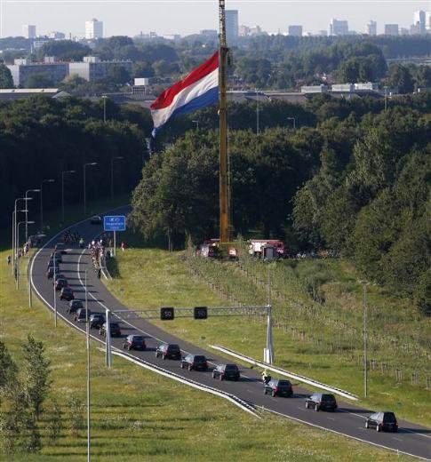 <p>Ukrayna’da Rus yanlısı ayrılıkçılar tarafından çöp kamyonlarında üst üste taşınan cenazeler Hollanda’da ise resmi törenle karşılanıyor.</p>
