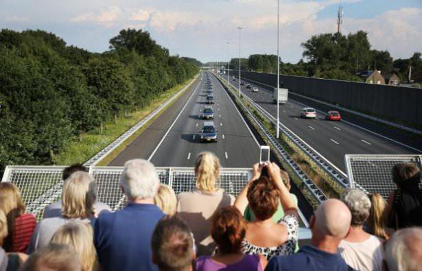 <p>Vagonlardan çıkarılan cenazelerden 74’ü daha Hollanda’ya getirildi. Bayrakların yarıya indirildiği Hollanda’da cenaze konvoyunun geçeceği yollar trafiğe kapatıldı. Her tabut için bir araç tahsis edilerek taşınan cenazeler kimlik tespit çalışmalarının yapılacağı Hilversum kentine götürüldü.</p>
