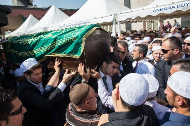 <p>Aziz Mahmud Hüdai Vakfı Ankara muhibbii, ayrıca Ankara'da başta Muradiye Vakfı olmak üzere pek çok vakıf ve derneğin kurucusu olan 85 yaşındaki Hacı Gedikli, dün öğle saatlerinde hayatını kaybetti.</p>

<p> </p>
