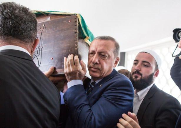 <p>Hacı Gedikli, Ankara'daki Sami Ramazanoğlu Külliyesinde kılınan cenaze namazının ardından son yolcuğuna uğurlandı. Cenaze namazına katılan Cumhurbaşkanı Recep Tayip Erdoğan, Gedikli'nin tabutuna omuz verdi.</p>
