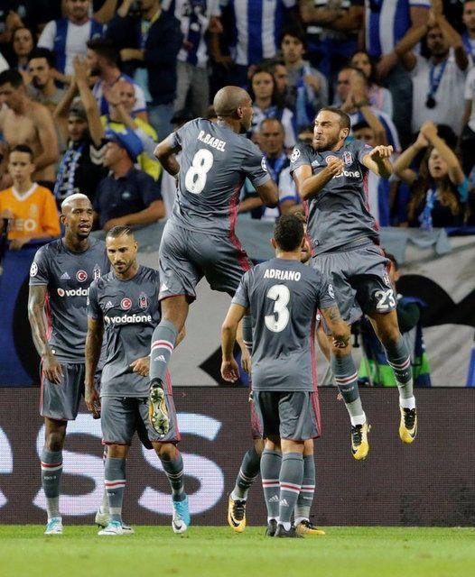 <p>"Casillas çaresiz, 'vurma' diyordu...</p>
<p>Cenk Tosun dinlemiyordu...</p>
<p>Casillas ağlıyordu..."</p>