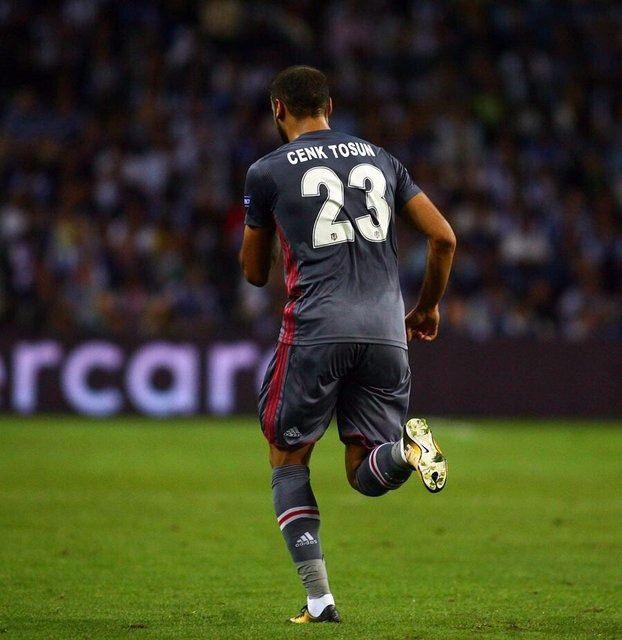 <p>"cenk tosun, yabancı kuralına rağmen 31 yaşında futbolu bırakmayacaktır. çünkü gümbür gümbür oynuyor, negredo da kenardan alkışlıyor."</p>
