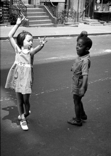 <p>şte o eski çocukluklar şimdi siyah-beyaz fotoğraflarda yaşıyorlar... </p>

