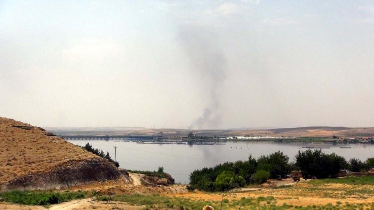 <p><strong>1 Haziran 2016:</strong> YPG önderliğindeki Suriye Demokratik Güçleri, Türkiye’nin “kırmızı çizgi” ilan ettiği Fırat’ın batısına geçerek Menbic operasyonuna başladı.</p>

<p><a href="http://video.haber7.com/video-galeri/75315-cerablus-ilce-merkezinden-ilk-goruntuler" target="_blank"><strong>CERABLUS'TAN İLK GÖRÜNTÜLER İÇİN TIKLAYINIZ</strong></a></p>
