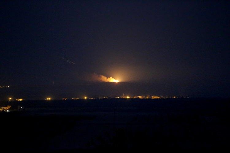 <p>Suriye’de Menbic’in IŞİD’den temizlenmesinin ardından bazı PYD’li isimler, “Kürt koridoru”nun tamamlanması için son bölge olan Afrin’e ilerleyeceklerini açıkladı. </p>

<p><a href="http://video.haber7.com/video-galeri/75315-cerablus-ilce-merkezinden-ilk-goruntuler" target="_blank"><strong>CERABLUS'TAN İLK GÖRÜNTÜLER İÇİN TIKLAYINIZ</strong></a></p>
