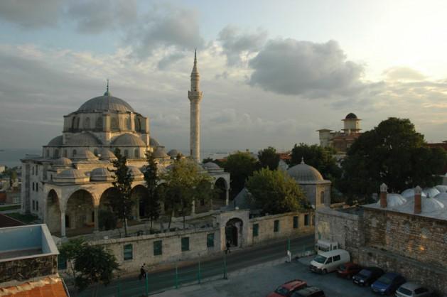 <p>Cerrah Mehmet Paşa Camii de restore edilen camiler arasına geldi. </p>