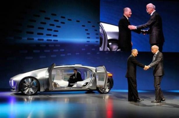 <p>Las Vegas’ta düzenlenen dünyanın en büyük elektronik ve teknoloji fuarı ‘Consumer Electronics Show (CES) 2015’te en çok ilgi çeken konulardan biri de sürücüsüz araçlardı.</p>
<p> </p>