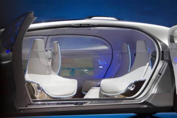 <p>Mercedes-Benz, ABD'nin Nevada eyaletinin Las Vegas kentinde düzenlenen CES 2015 fuarında tanıttığı "F 015 Luxury in Motion" adlı modeliyle gelecekte sürücü olmadan araçların neye benzeyeceğini gözler önüne serdi.</p>
<p> </p>