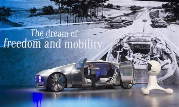 <p>Otomobilde bulunan LED alanlarının ışığı ise sürüş moduna göre değişiyor. Mercedes F 015 bir insan tarafından yönlendirildiğinde beyaz olan ışıklar, sürücüsüz sürüş modunda maviye dönüşüyor.</p>

<p> </p>

