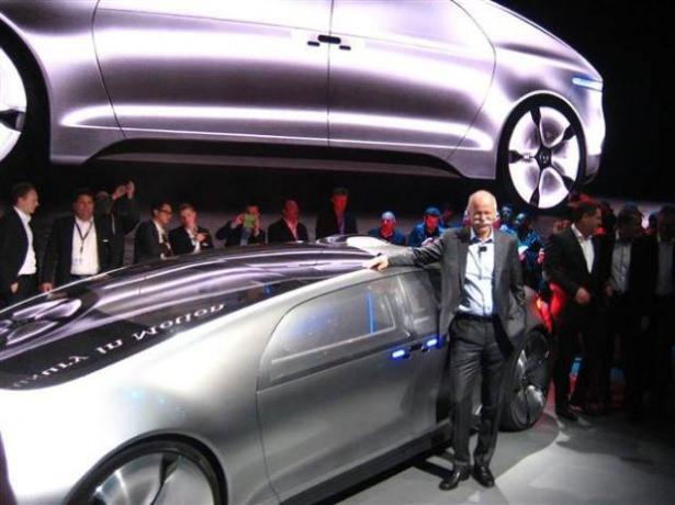 <p>Gelecekte otomobilin o anda kimin tarafından kullanıldığının yetkili merciler ve yasalar tarafından bilinmek isteyebileceği göz önüne alınınca Mercedes F 015'in LED ışıklarıyla yaptığı bu bilgilendirme kulağa daha anlamlı geliyor.</p>
<p> </p>