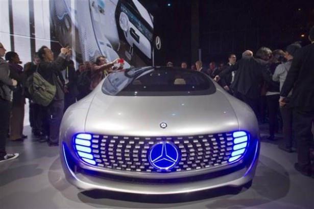 <p>Tıpkı BMW'nin i3 ve i8 modellerinde olduğu gibi, Mercedes F 015'te de ana malzeme olarak karbon fiberle güçlendirilmiş plastik tercih edilmiş.</p>
<p> </p>