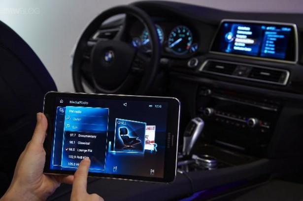 <p>Samsung, BMW ile ortak yürüttüğü çalışmaya dair çok detaylı bilgi vermekten kaçındı. Söylenen şey Samsung tabletler ile otomobilde müzik ayarları ve kontrolü, havalandırma seçenekleri üzerinde hakimiyet, araç içi aydınlatma ve pek çok özellik kullanılabilinir olacak. Sürücünün otomobildeki herhangi bir ekstra arayüz ile uğraşmasına gerek kalmayacak.</p>

<p> </p>
