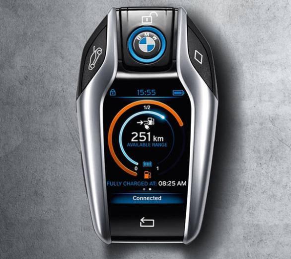<p>CES 2015 fuarında pek çok önemli otomotiv teknolojisini tanıtan BMW, oldukça ilgi çekeceğe benzeyen bir anahtarlık tanıttı. Yaklaşık iki yıldır üzerinde çalışılan dokunmatik anahtarlık şimdilik sadece BMW i8 modeli ile uyumlu.</p>
<p> </p>