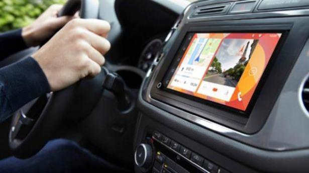 <p>CES 2015’teki bir diğer otomotiv teknolojisi ise Parrot’tan geldi. Şirketin RNB6 adını verdiği sistem Android Auto ve Apple CarPlay’e destek veriyor.</p>
<p> </p>