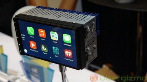 <p>7 inç’lik ekranın odak noktasında ise daha eğlenceli bir sürüş var. 1080p’lik araç seyir kamerası, 7 inç’lik IPs ekran, 4×55 watt amfi ile desteklenen sistem, araç içinde hangi koltukta bulunduğunuza göre ses seviyesini otomatik olarak belirleyebiliyor.</p>
<p> </p>