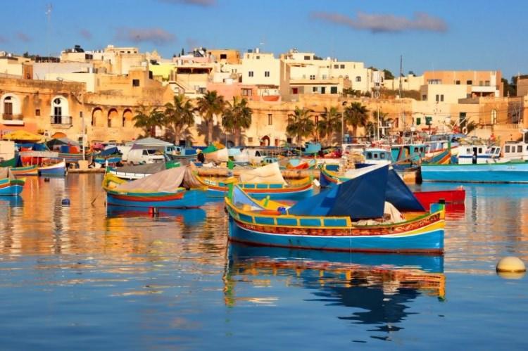 <p>Skylife'da Malta ile ilgili bir gezi yazısı yer alıyor. Haritaya baktığınızda Malta ve kardeş adaları –Gozo ve Comino- İtalya ile Libya arasındaki denizde üç küçük nokta gibi görünse de tarihleri onları olağanüstü kılıyor.</p>
