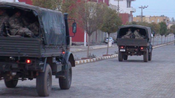 <p>Şanlıurfa’nın Ceylanpınar ilçesinde, Suriye sınırında nöbet tutan askerlere yapılan saldırı sonucu şehit düşen 3 askerin naaşı, savcının yaklaşık 5 saatlik olay yeri incelemesinin ardından Ceylanpınar Devlet Hastanesi morguna kaldırıldı. Askerlerin kimlikleri henüz açıklanmadı.<br />
</p>