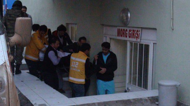 <p>Ceylanpınar ilçesi Suriye sınırında nöbet tutan askerlere, saat 00.30 sıralarında silahlı saldırı düzenlendi. Hain saldırının nereden ve kimler tarafından düzenlendiği henüz netlik kazanmadı. Olayla ilgili detaylı inceleme yapıldı. </p>