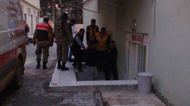 <p>Şehit naaşları iki ambulansla taşındı. Olayın yaşandığı bölgeye hiçbir sivil yaklaştırılmadı. Birçok zırhlı asker ve polis aracı bölgeye gönderildi. </p>
