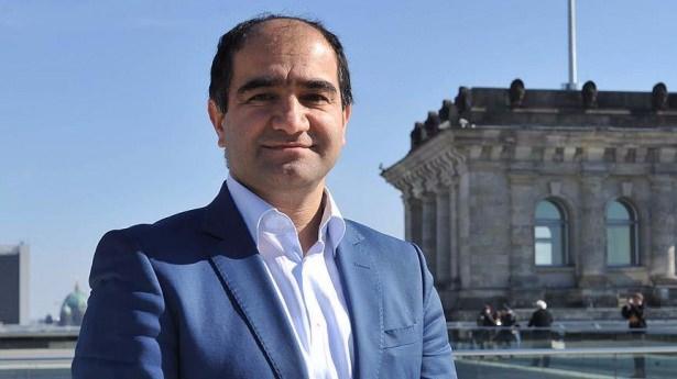 <p>ÖZCAN MUTLU; AYDIN DOĞAN'A OTEL ALMASI İÇİN ARACI OLDUĞU KONUŞULDU</p>

<p>1968 Kelkit (Gümüşhane) doğumlu. 1973 yılından beri Almanya’da yaşıyor. Özcan Mutlu, 2011 yılında Aydın Doğan'ın Almanya'da 5 yıldızlı 5 oteli satın almak için 380 milyon Euroluk teklif sunduğu ve kendisinin görüşmelere aracı olduğu şeklinde Focus dergisinde yayınlanan haberin yalan olduğu gerekçesi ile dergiye karşı dava açmıştı. Dava için tanınmış medya avukatlarından Christian Schulz'u tutan Mutlu, avukatı aracılığı ile dergiye karşı dava açılması için müracaatta bulunmuştu. Avukat Schulz, derginin haberi tekzip etmesi, geri çekmesi ve internet ortamında yaymaması talebinde bulunmuştu.</p>

<p>YEŞİLLER PARTİSİ VEKİLİ EKİN DELİGÖZ, TOKATLI</p>

<p>1971 Tokat doğumlu. 1979 yılında ailesiyle birlikte Almanya’ya geldi. Konstanz ve Viyana’da İdare Bilimleri eğitimi gördü. Meclise Yeşiller partisinden giren Deligöz 1998 yılından bu yana Federal mecliste.</p>
