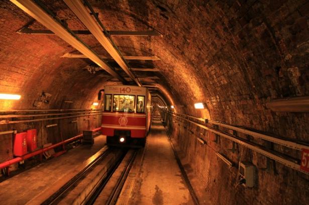 <p><strong>İLK ADIM FRANSIZ MÜHENDİSTEN</strong></p>

<p>Dünyanın ikinci metrosu olan Tünel’in oluşum hikayesi Fransız mühendis Eugene Henri Gavand’ın girişimiyle başlar. Gavand, dönemin ticaret ve bankacılık merkezi olan Galata ile sosyal hayatın kalbinin attığı Pera arasında sürekli mekik dokuyan insanları gözlemler ve Yüksekkaldırım Yokuşu ile Galip Dede Caddesine alternatif bir yol düşünür.</p>
