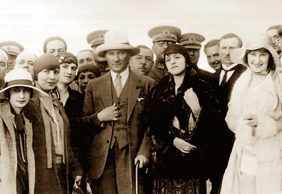 <p>Mustafa Kemal Atatürk'ün özel albümünden.<br />
<br />
1 Ocak 1925</p>
