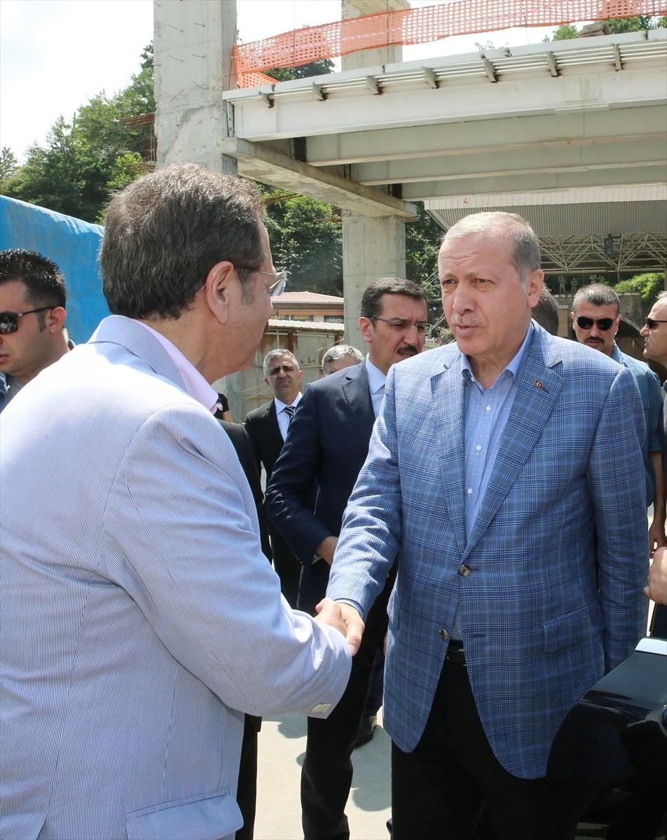 <p>Cumhurbaşkanı Recep Tayyip Erdoğan, Sarp Gümrük Kapısı'nın yeniden yapılandırılması inşaatına ilişkin incelemelerde bulundu.</p>
<p> </p>