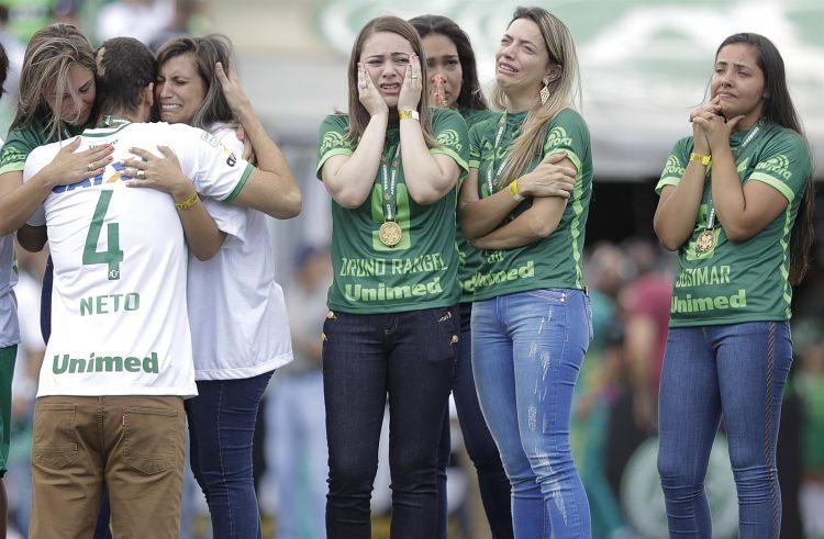 <p>Uçak kazasından kurtulan Chapecoense futbolcuları, Sudamericana kupasını kaldırdı.</p>
